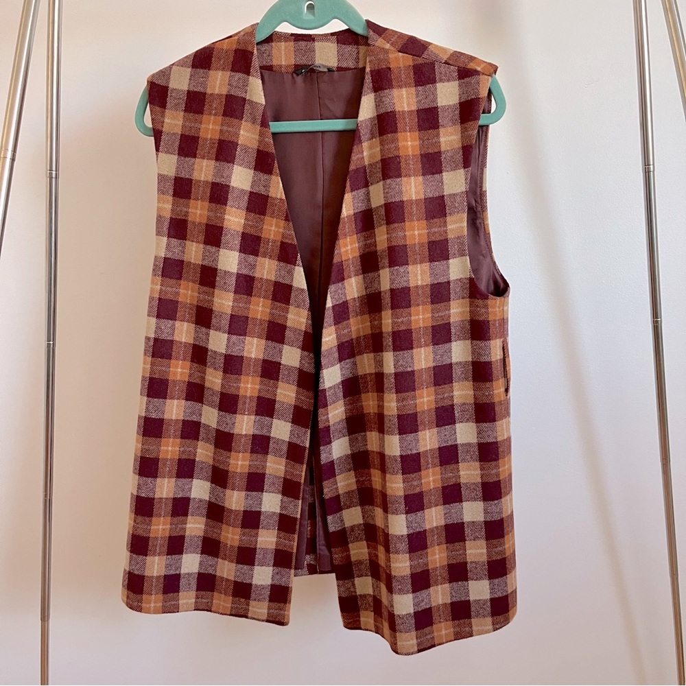 Medium length checkered vest with a belt